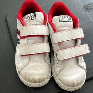 Boy’s Adidas marvel sneakers sz9